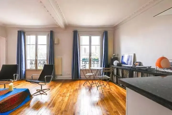 Comfort And Tranquility Near The Canal De L Ourcq Paris Frankreich